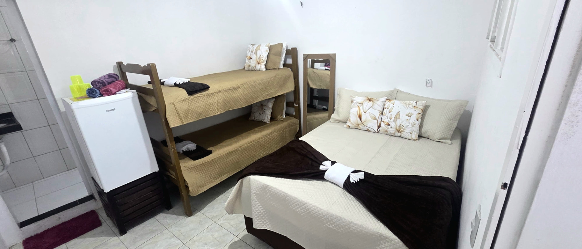 Suíte para quatro pessoas com cama de casal e beliche