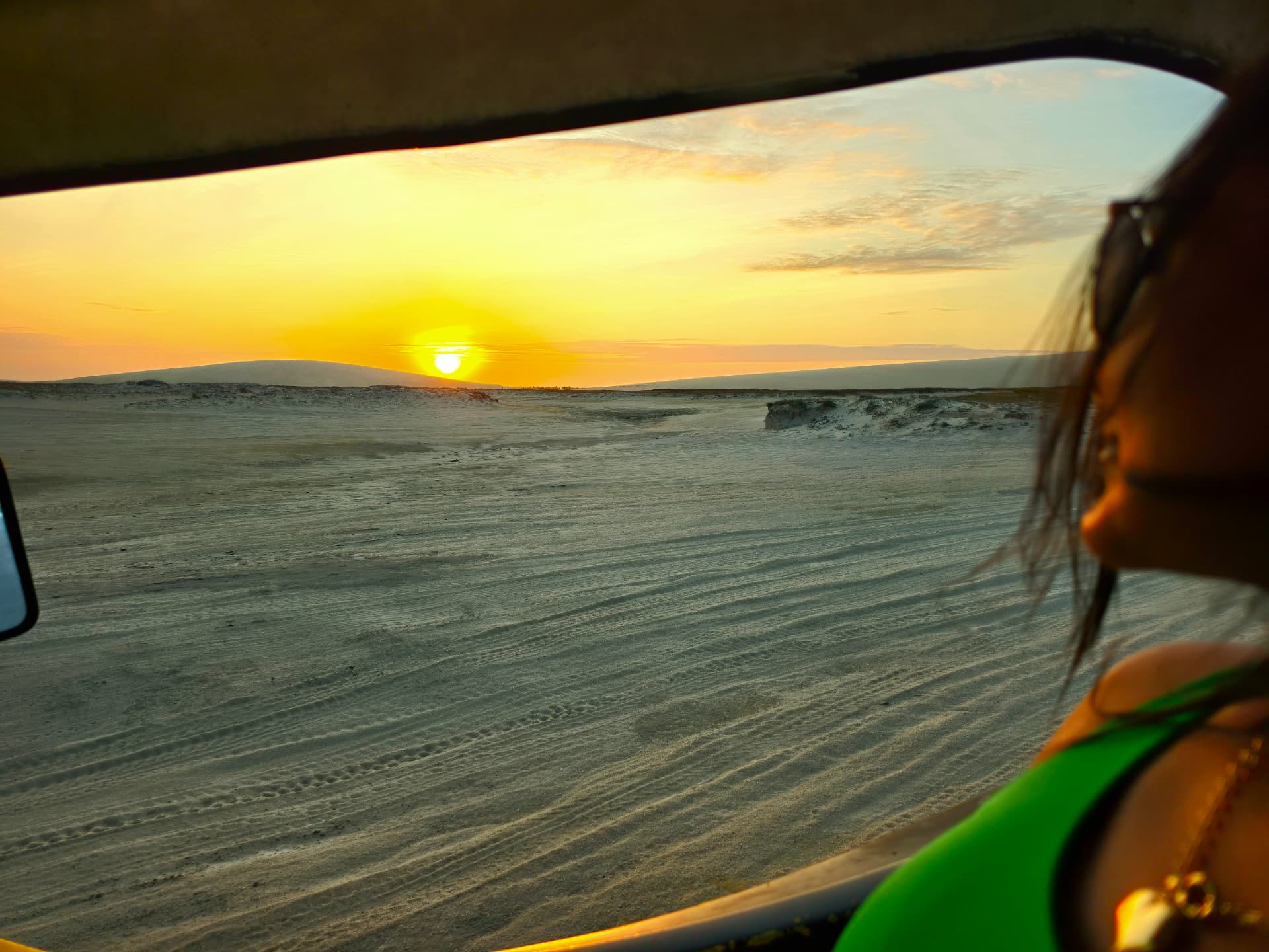 Pôr do sol dourado sobre as dunas de Jericoacoara visto da pousada
